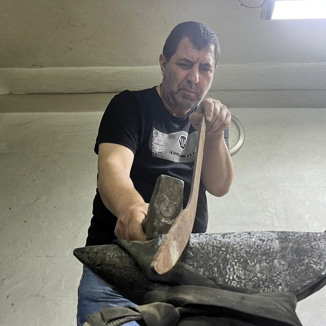 15 yıldır kişiye özel ve dönemin estetiğine uygun kılıç üretiyor