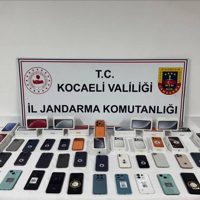 Kocaeli'de 50 kaçak cep telefonu ele geçirildi