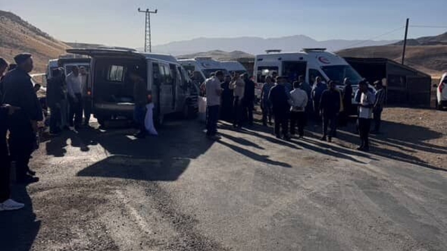 Öğretmenleri taşıyan minibüsle hafif ticari araç çarpıştı: 12 yaralı