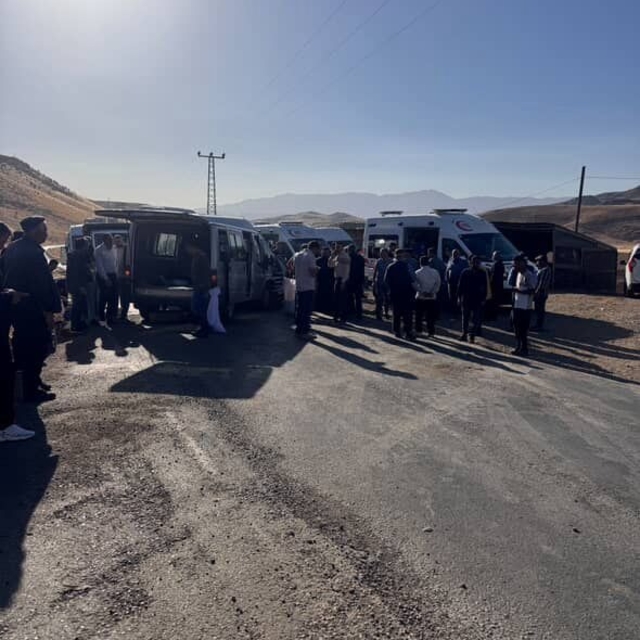 Öğretmenleri taşıyan minibüsle hafif ticari araç çarpıştı: 12 yaralı