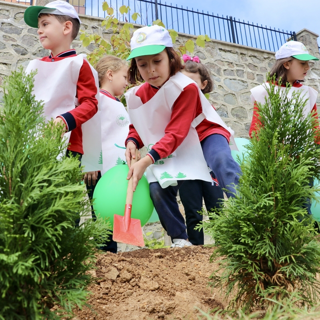 Trabzon'da ilkokul öğrencileri fidan dikti