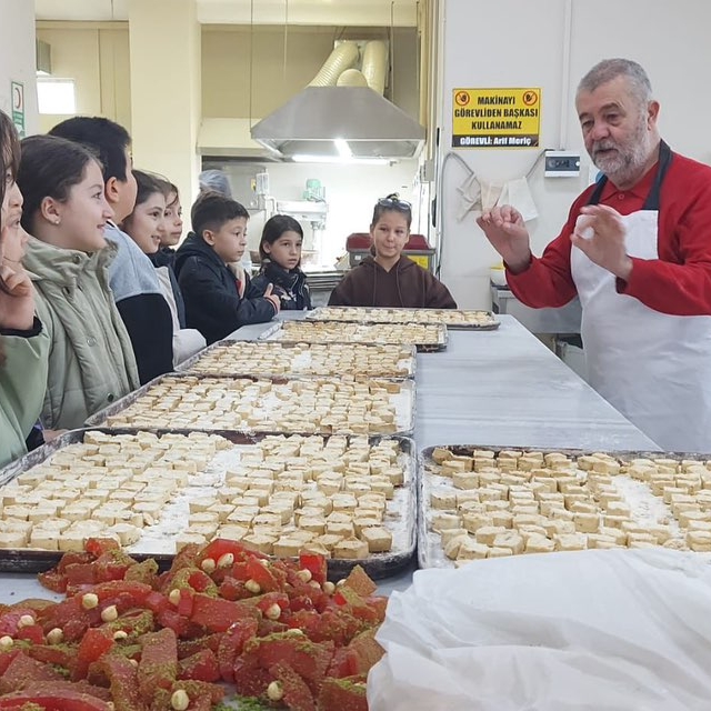 Edirne'de ilkokul öğrencileri şekerleme üretim tesisini gezdi
