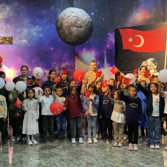Muş'ta jandarmadan çocuklara yönelik müze gezisi ve sinema etkinliği