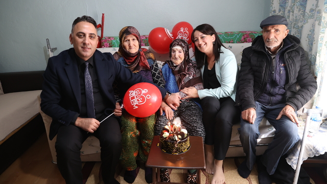 Edirne'de 100. yaşına giren kadına sürpriz doğum günü kutlaması
