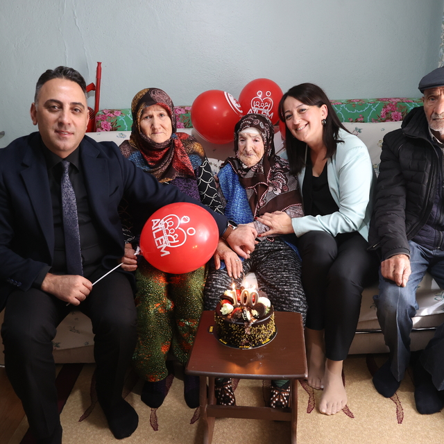 Edirne'de 100. yaşına giren kadına sürpriz doğum günü kutlaması