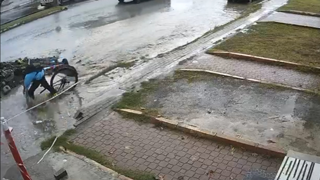 Lise öğrencisi, bisikletiyle yağmur suyu dolu çukura düştü