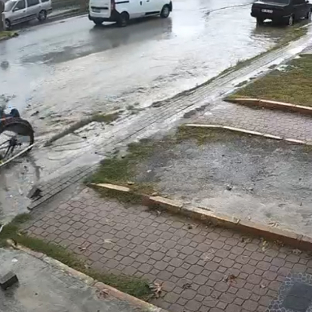 Lise öğrencisi, bisikletiyle yağmur suyu dolu çukura düştü