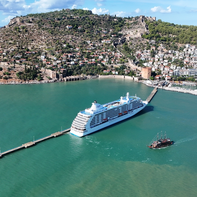 "Seven Seas Voyager" kruvaziyeri Alanya Limanı'na demirledi