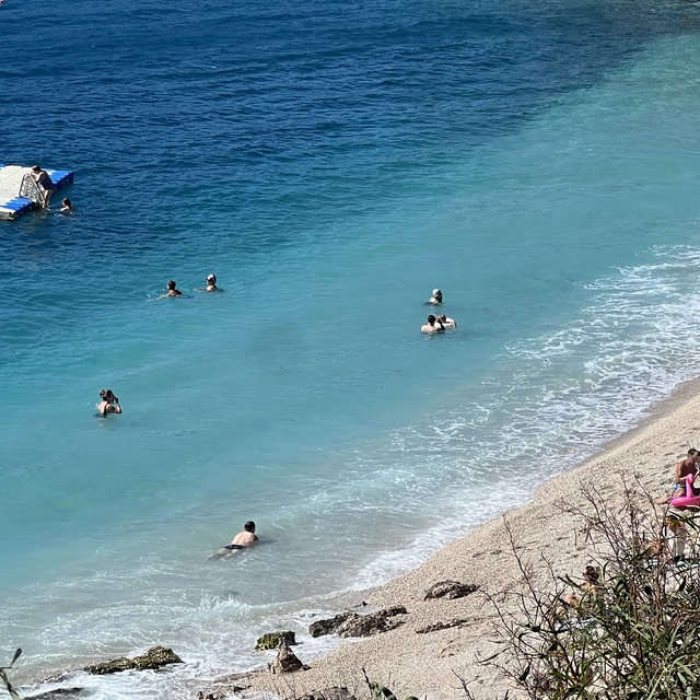 Antalya'da güneşli havayı fırsat bilenler denize girdi