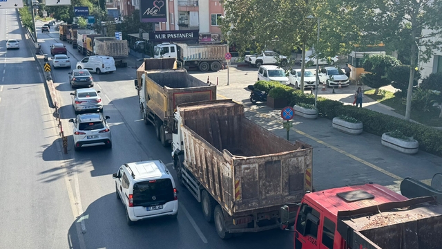 Antalya'da hafriyat kamyonu şoförleri belediyenin kestiği cezaları protesto etti