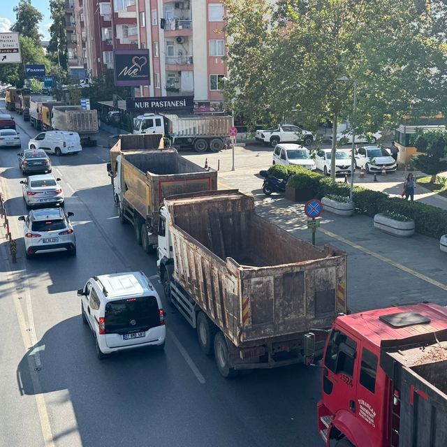 Antalya'da hafriyat kamyonu şoförleri belediyenin kestiği cezaları protesto...