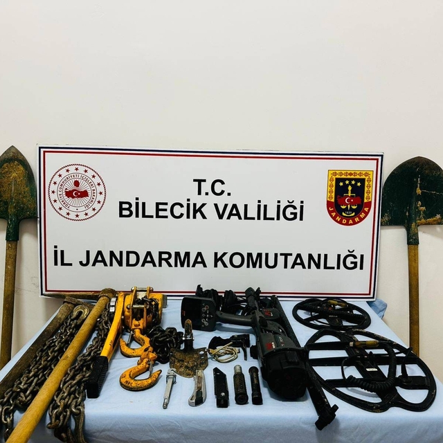 Bilecik'te kaçak kazı yapan 5 kişi suçüstü yakalandı