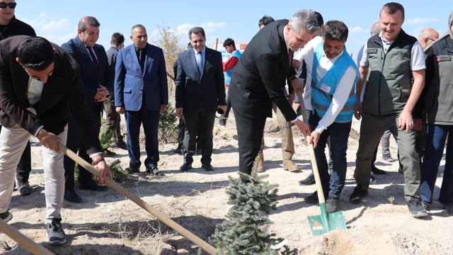 Ağrı'da yükümlüler hayatlarında yeni bir başlangıcın simgesi olarak fidan dikti