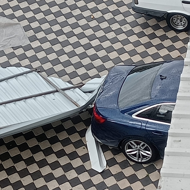 Hatay'da fırtına; 2 binanın çatısı uçtu, araçlar zarar gördü