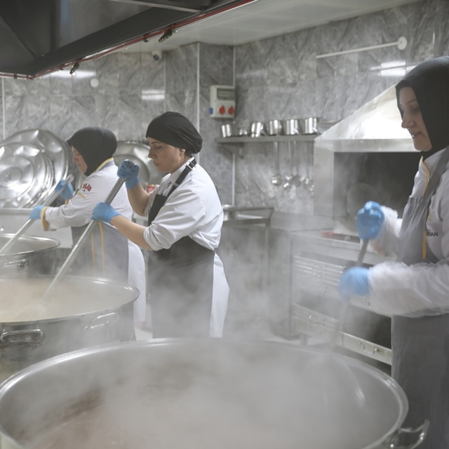 Kocasinan Belediyesi, ihtiyaç sahibi 228 vatandaşa her gün sıcak yemek ulaş...