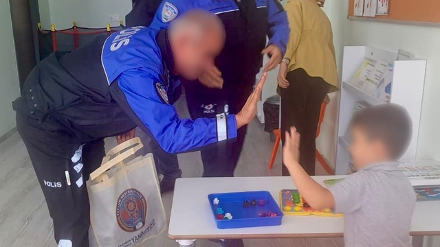Eskişehir'de polis ekipleri özel gereksinimli çocuklara oyuncak hediye etti