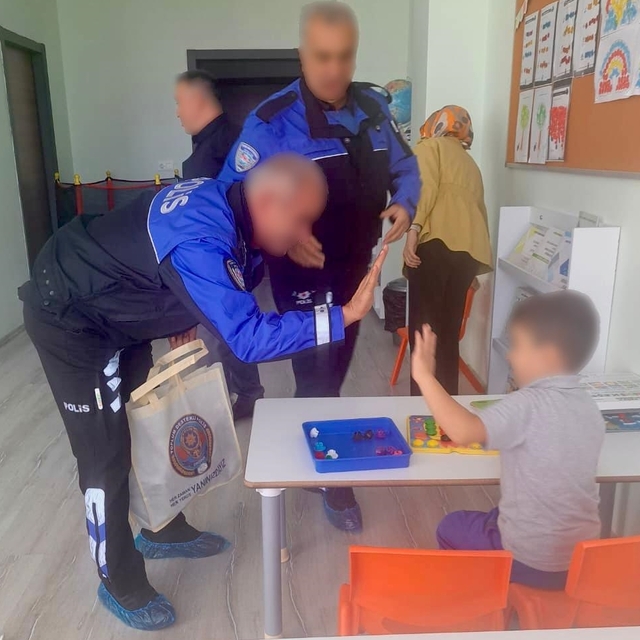 Eskişehir'de polis ekipleri özel gereksinimli çocuklara oyuncak hediye etti...