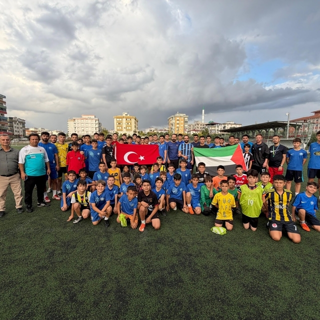 Osmaniye'de amatör sporculardan Filistin'e destek