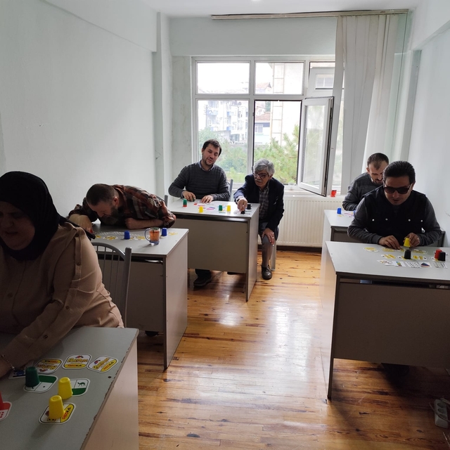 Bafra'da görme engelliler için akıl ve zeka oyunları kursu açıldı