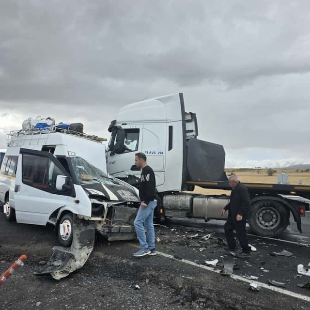 Nevşehir'de tarım işçilerini taşıyan minibüs ile tırın çarpıştığı kazada 9...