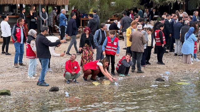 Özel gereksinimli öğrenciler Gazze için denize kağıttan kayıklar bıraktı