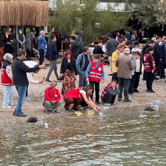 Özel gereksinimli öğrenciler Gazze için denize kağıttan kayıklar bıraktı