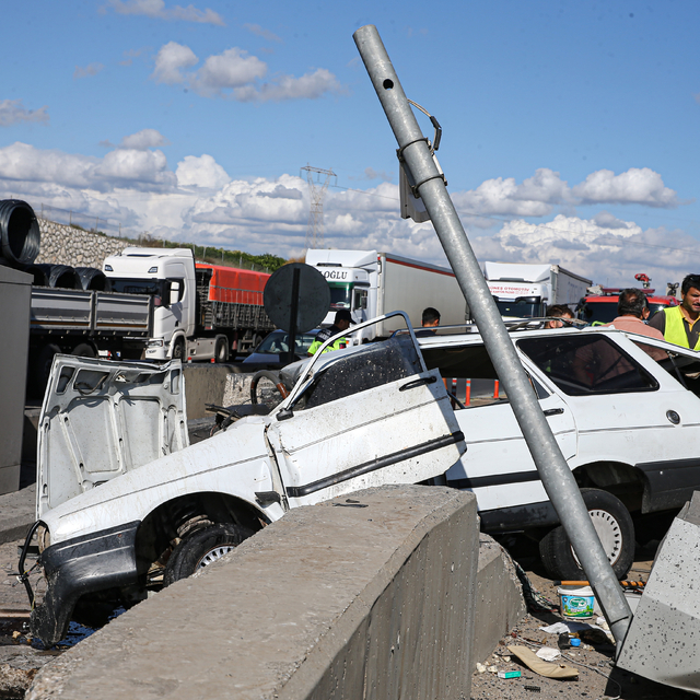 Mersin'de otoyol gişelerindeki bariyere çarpan otomobildeki 2 kişi öldü