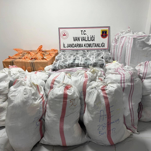 Başkale'de 1 milyon 630 bin liralık kaçak eşya ele geçirildi