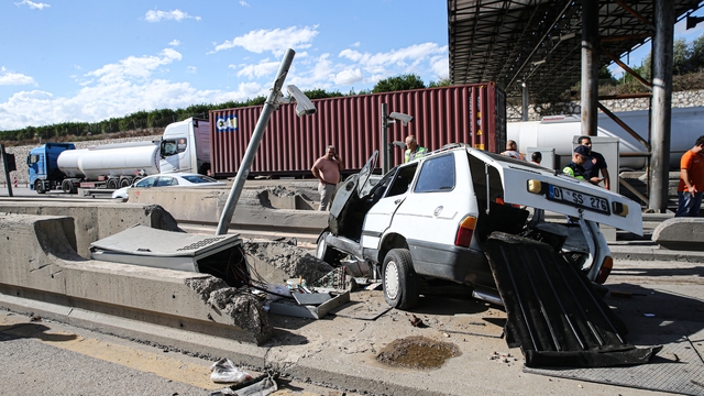Otomobil, otoyol gişelerinde beton bariyerlere çarptı: 2 ölü