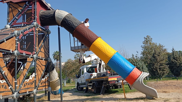 Mersin'in Akdeniz ilçesinde çocuk parkları onarıldı