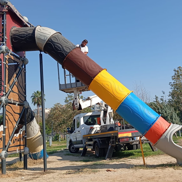 Mersin'in Akdeniz ilçesinde çocuk parkları onarıldı