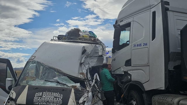 TIR ile minibüs çarpıştı: 9 yaralı