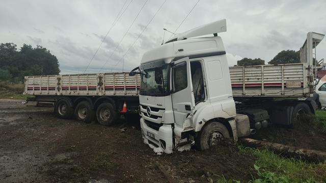 Samsun'da tır kayganlaşan yolda kontrolden çıktı