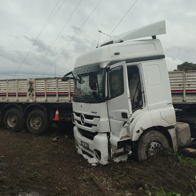 Samsun'da tır kayganlaşan yolda kontrolden çıktı