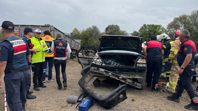Bartın'da otomobille tırın çarpıştığı kazada karı koca öldü, 1 kişi yaralandı