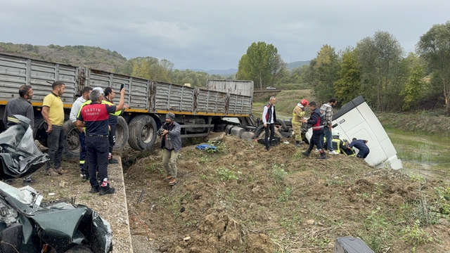 Karşı şeride geçen TIR'la çarpışan otomobildeki çift öldü