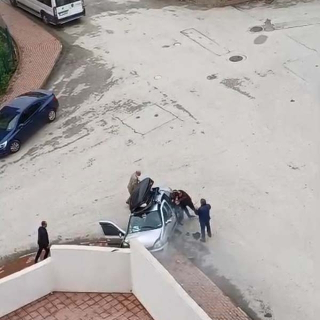 Otomobili, husumetli olduğu ailenin üzerine sürdü; o anlar kamerada
