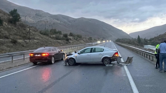 Erzincan'da bariyere çarpan otomobildeki 3 kişi yaralandı
