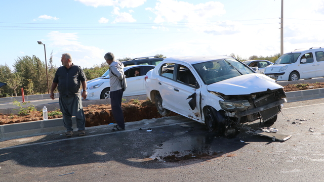 Kilis'te devrilen otomobildeki 2 kişi yaralandı