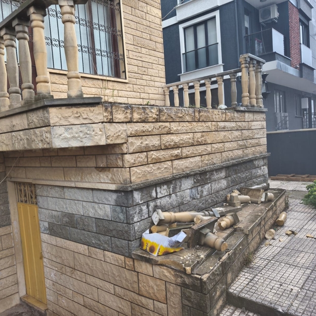 Kocaeli'de üzerine beton korkuluk düşen çocuk yaralandı