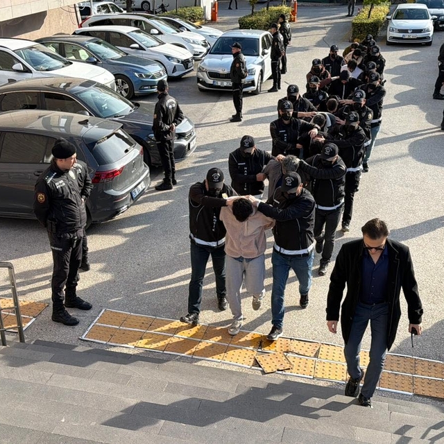 Eskişehir'de uyuşturucu operasyonuna 8 tutuklama