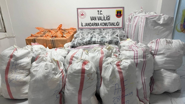 Van'da gümrük kaçağı malzemeler ele geçirildi