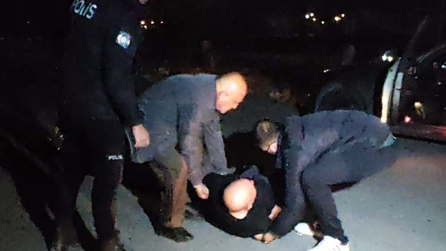Alkollü sürücü, 'Valiyi arayacağım', yanındaki yolcu ise 'Babam hakim' diye polisi tehdit etti: 2 tutuklama