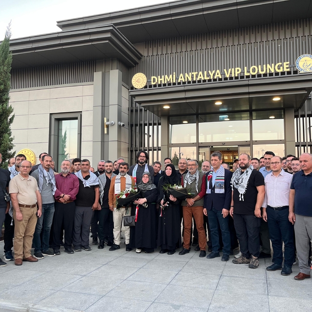 İsrail'in alıkoyduğu Küresel Sumud Filosu aktivistlerinden Arslan ve Şimşek...