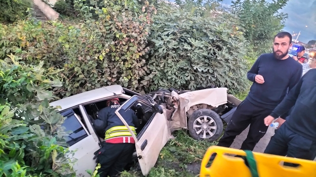 Otomobil refüjdeki elektrik direğine çarpıp, karşı şeride savruldu; 2 yaralı