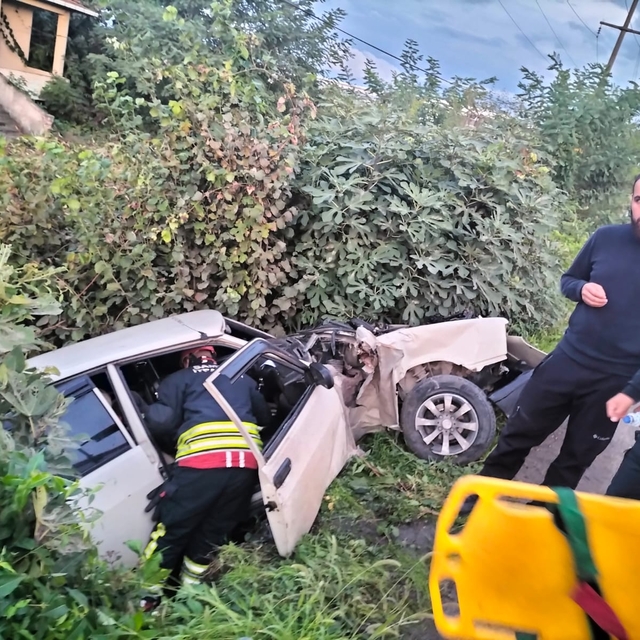 Otomobil refüjdeki elektrik direğine çarpıp, karşı şeride savruldu; 2 yaral...