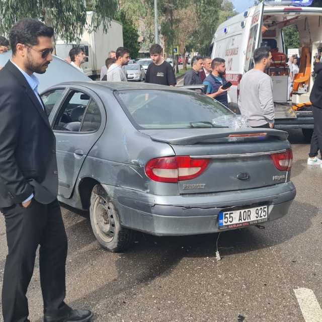Otomobil, yayaya yol vermek için duran otomobile çarptı: 3 yaralı