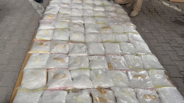 Otoyolda durdurulan otomobilde 100 kilo metamfetamin ele geçirildi; 1 gözaltı