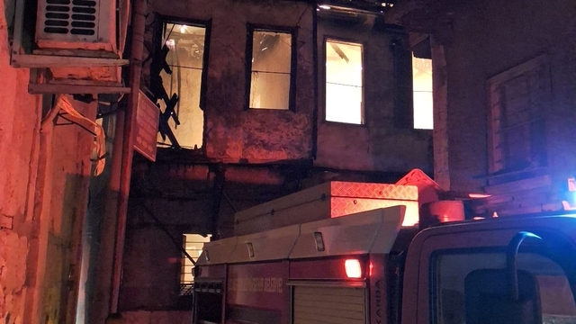 Mersin'de 2 katlı binada çıkan ve 3 eve sıçrayan yangın söndürüldü