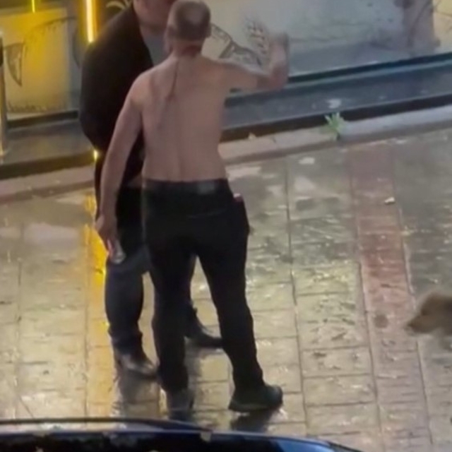 Jiletle çevresindekilere taşkınlık yapan kişinin öldürülmeden önceki görünt...